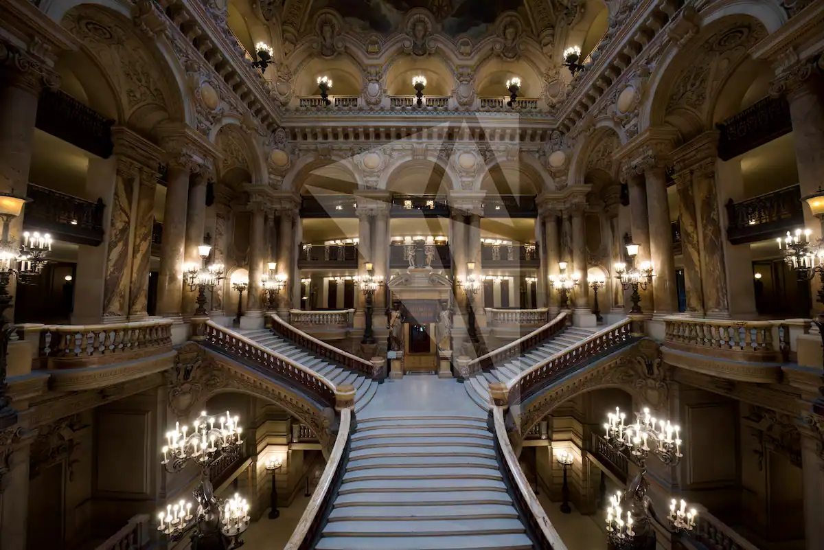 Grand escalier opulent et richement décoré avec chandeliers majestueux et architecture classique