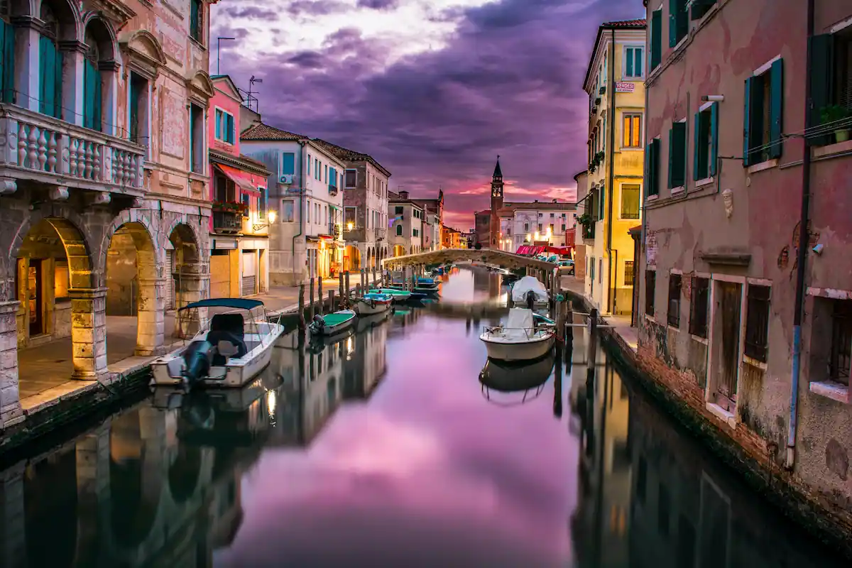 Canal pittoresque bordé de bâtiments colorés au crépuscule à Venise.