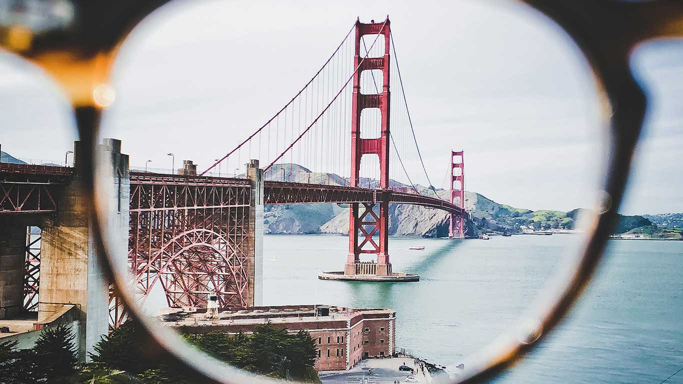 Vue du Golden Gate Bridge à travers des lunettes avec le ciel et l'eau en arrière-plan