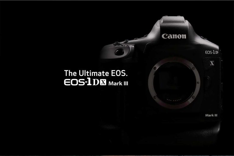 Appareil photo Canon EOS-1D X Mark III en gros plan sur fond noir.