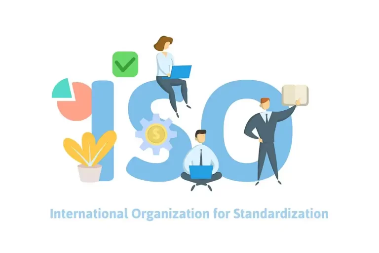 Illustration du logo ISO avec des personnages travaillant autour des lettres et des éléments de gestion de la qualité.