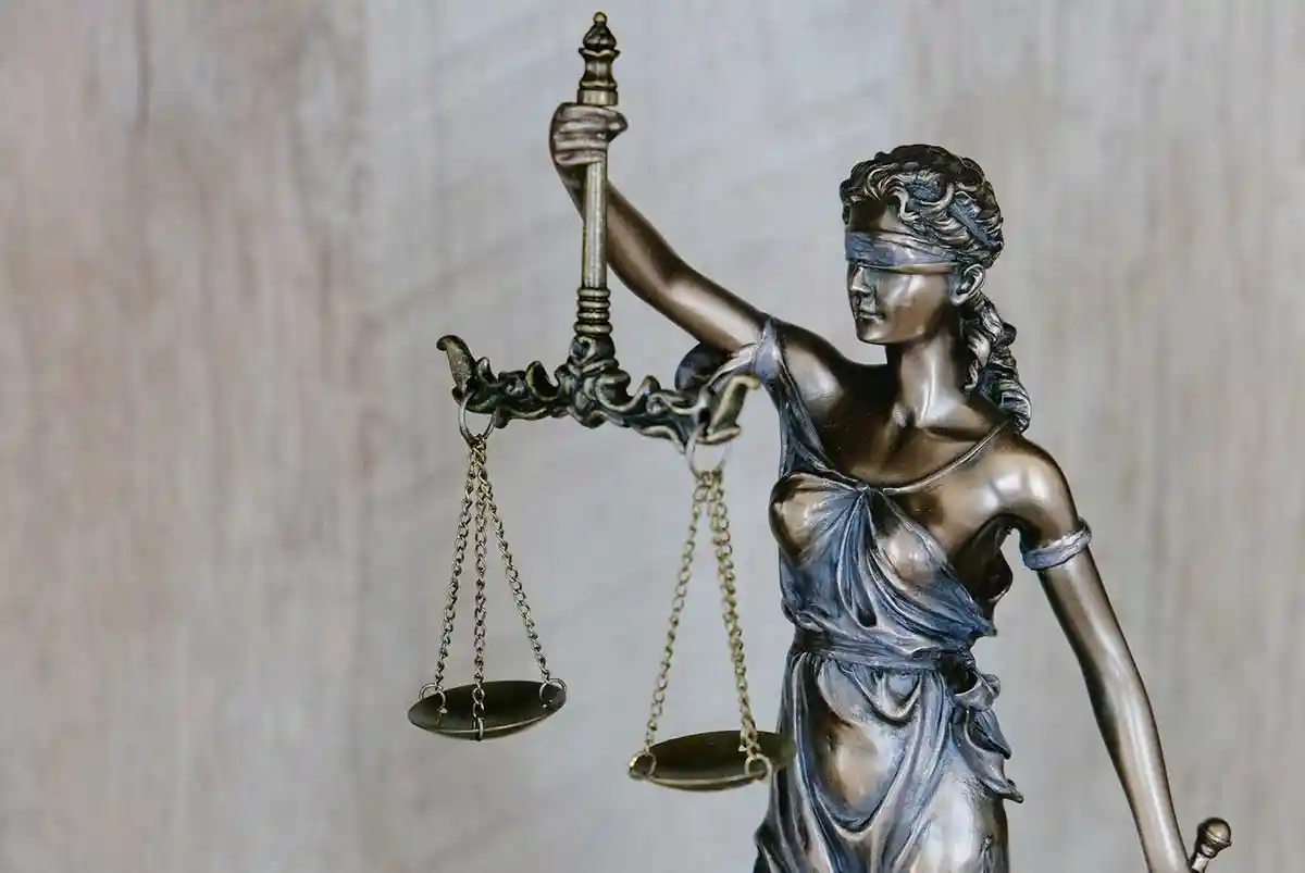 Statue de la justice avec une balance et les yeux bandés