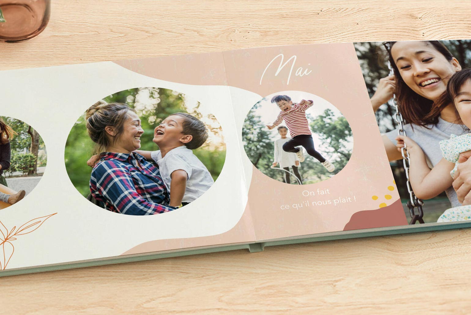 Album photo ouvert sur une table montrant des moments heureux en famille avec des enfants souriants et joyeux.