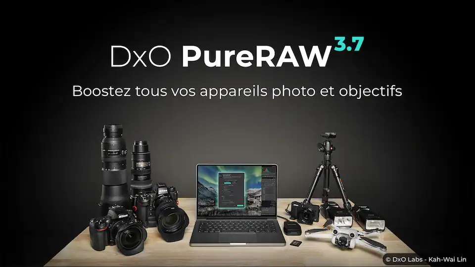 Présentation du logiciel DxO PureRAW 3.7 avec divers équipements photographiques sur une table.