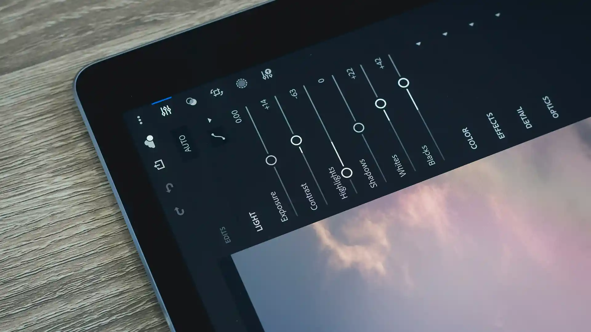 Interface de réglages avancés d'un logiciel de retouche photo sur tablette.