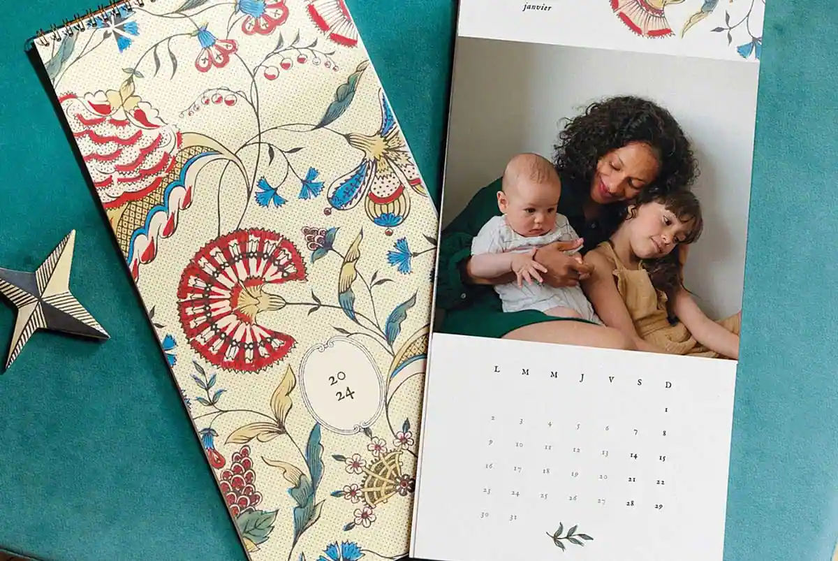 Calendrier 2024 avec une couverture fleurie et une photo de famille pour le mois de janvier
