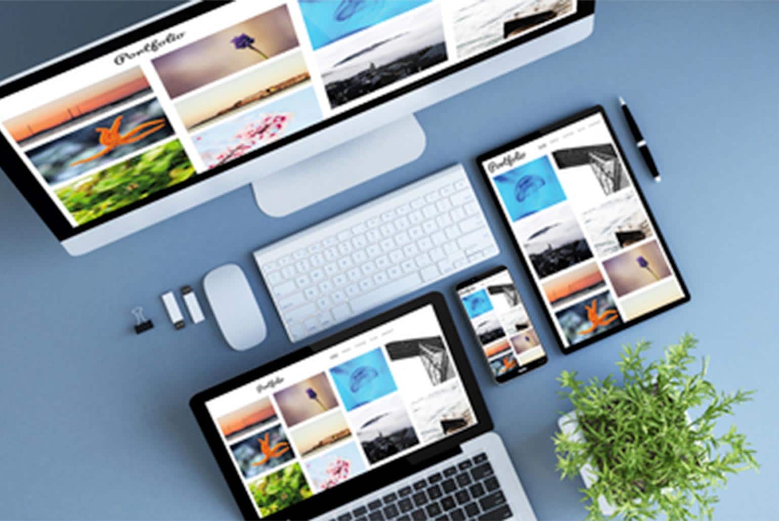 Bureau moderne avec plusieurs appareils numériques affichant un portfolio de photos