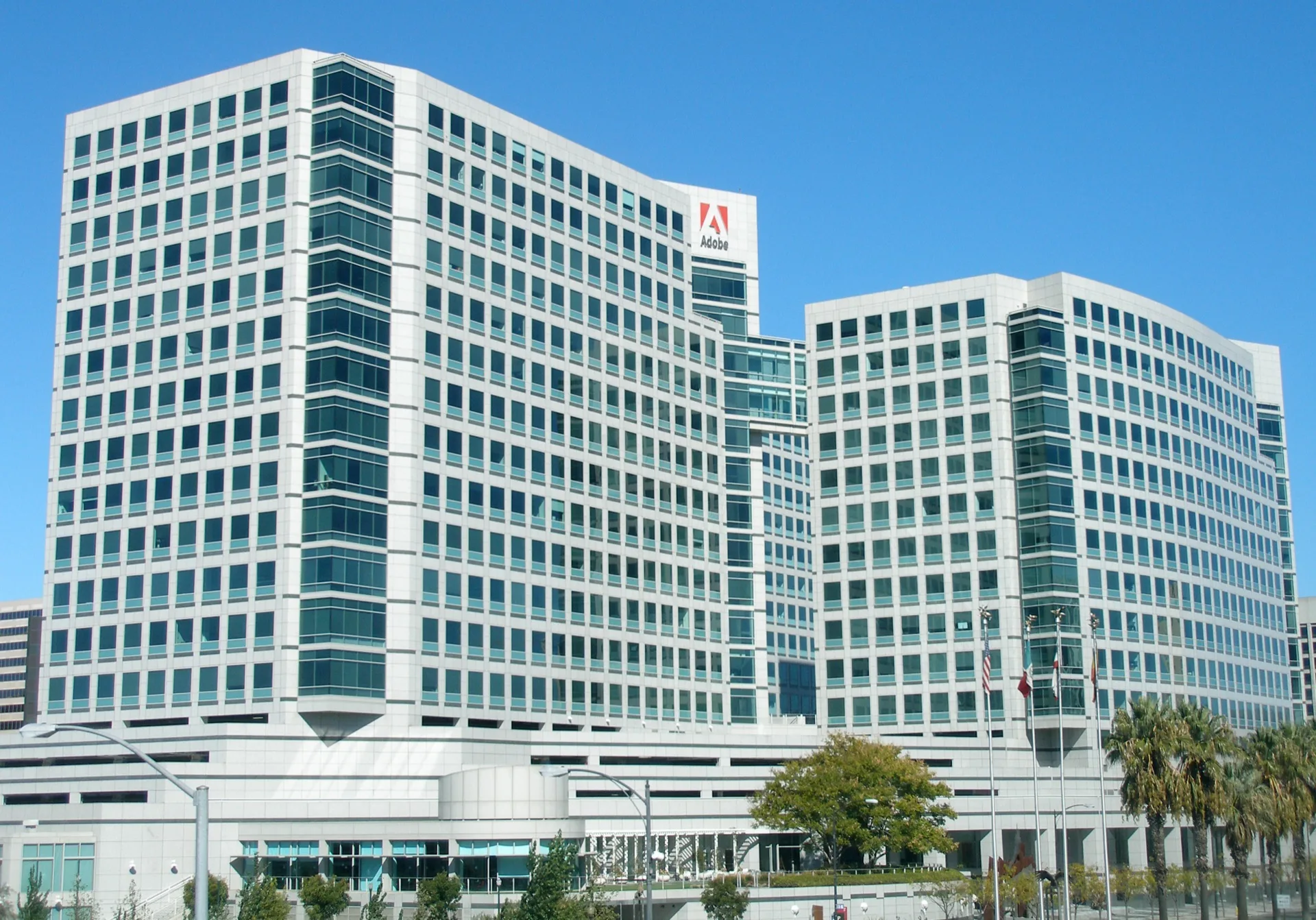 Adobe World Headquarters à San Jose, Californie (image Wikimedia Commons CC BY-SA 4.0 — siège mondial de l'éditeur Adobe à l'origine de Photoshop 27.6 et des nouveautés Rotate Object et Harmonize)