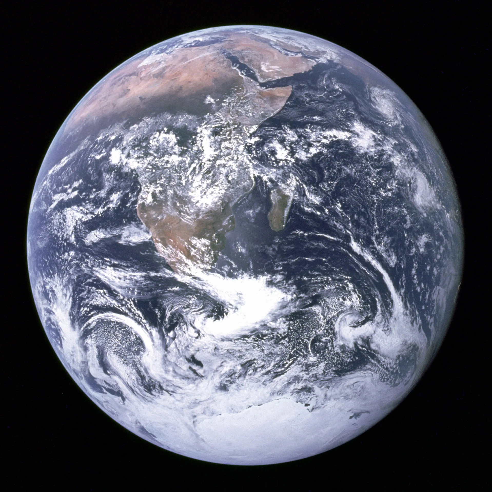 The Blue Marble photographiée par l'équipage d'Apollo 17 le 7 décembre 1972 (image NASA, domaine public — référence visuelle directe pour le Hello, World d'Artemis II en avril 2026).