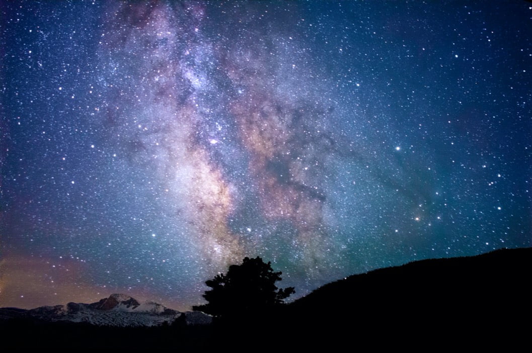 Paysage nocturne avec la Voie lactée photographié au grand-angle.