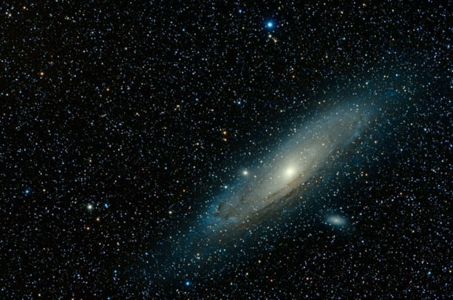 Galaxie photographiée au télescope, astrophotographie de ciel profond.