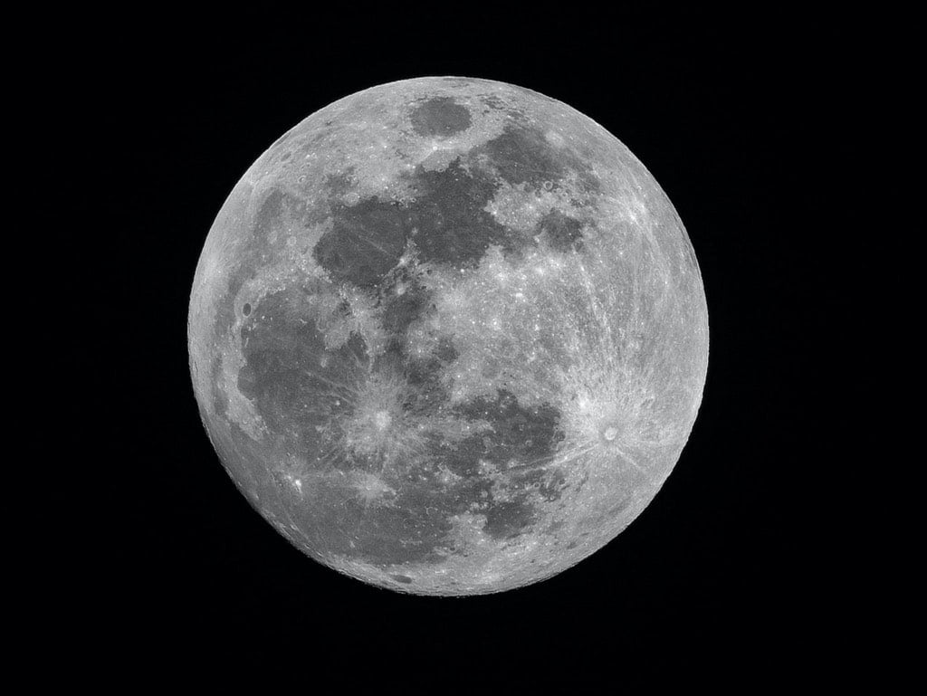 Lune photographiée au téléobjectif, astrophotographie du système solaire.