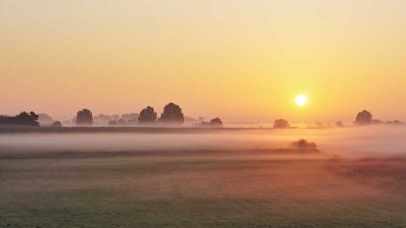 Lever de soleil avec brume matinale