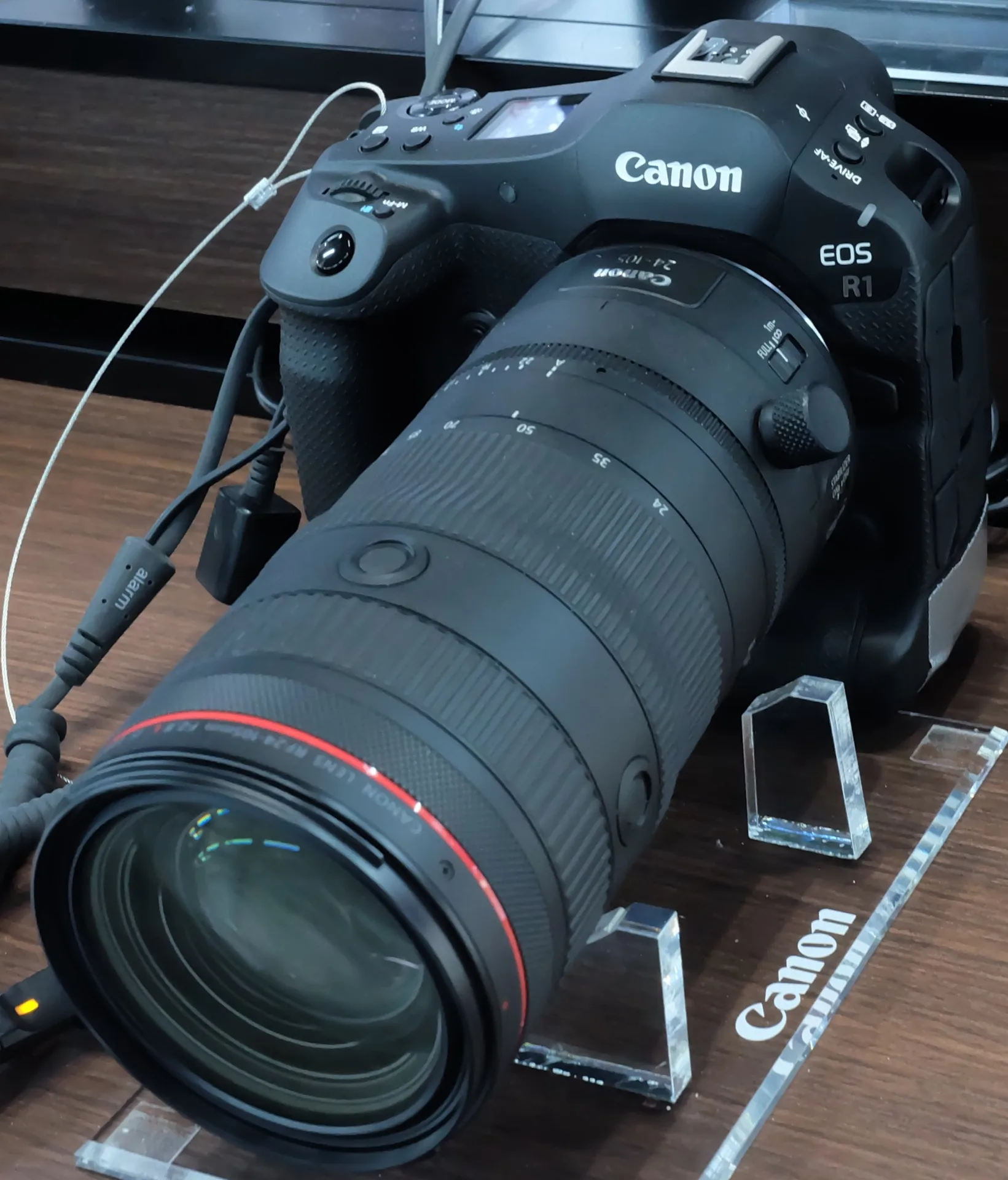 Boîtier professionnel Canon EOS R1 vu de trois quarts