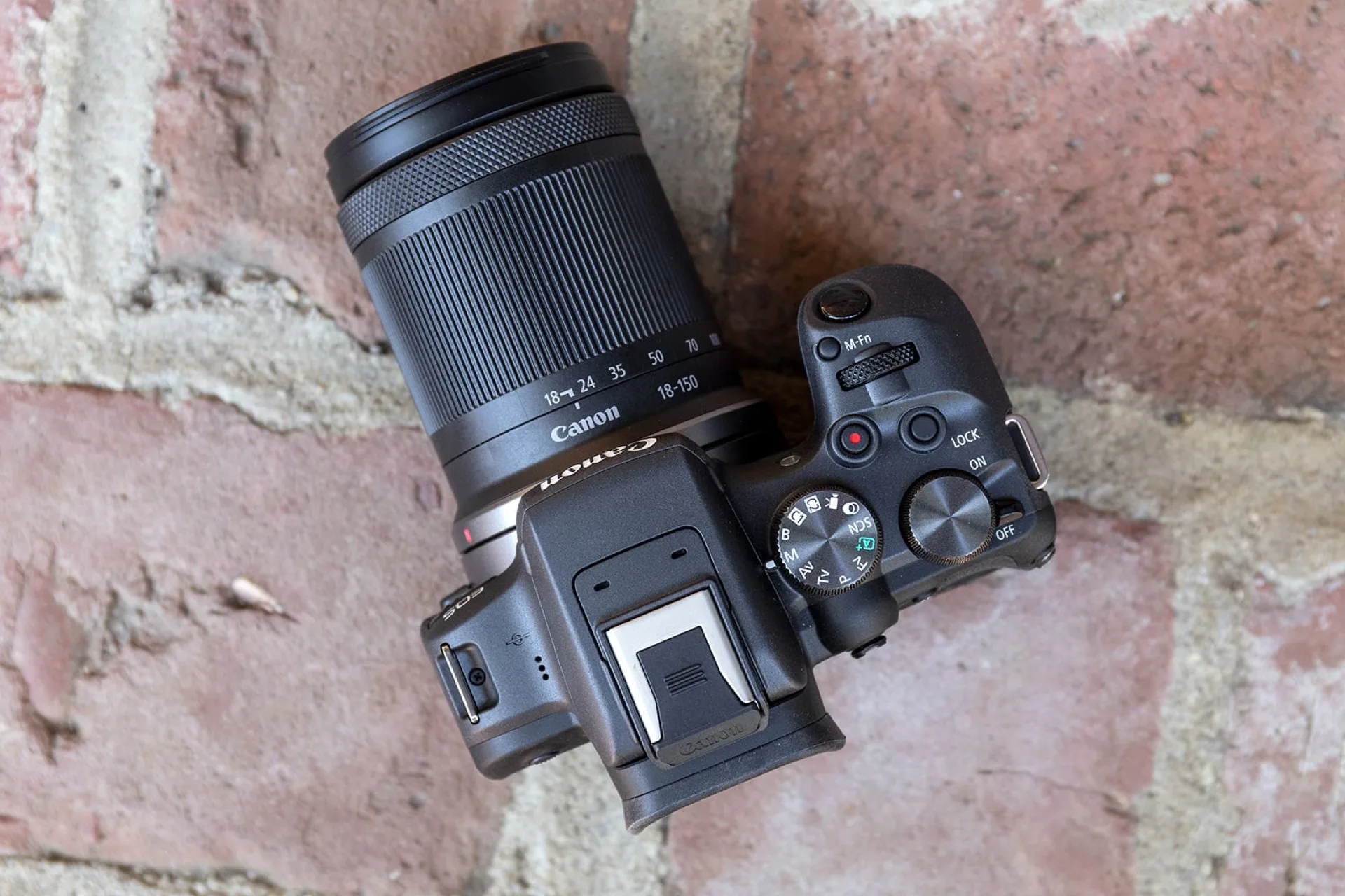 Canon EOS R10 vu de trois quarts