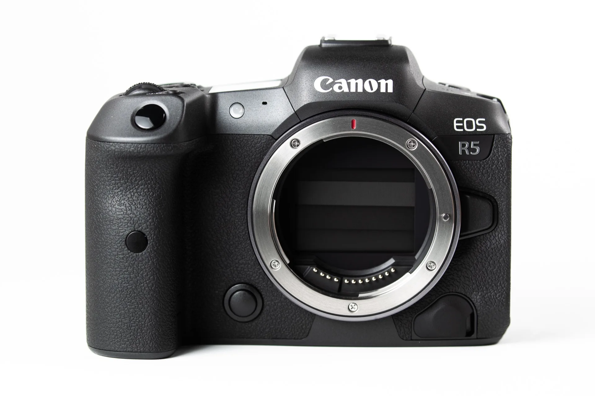 Canon EOS R5 (image Wikimedia Commons, illustration des hybrides EOS R concernés par les firmwares 2026)