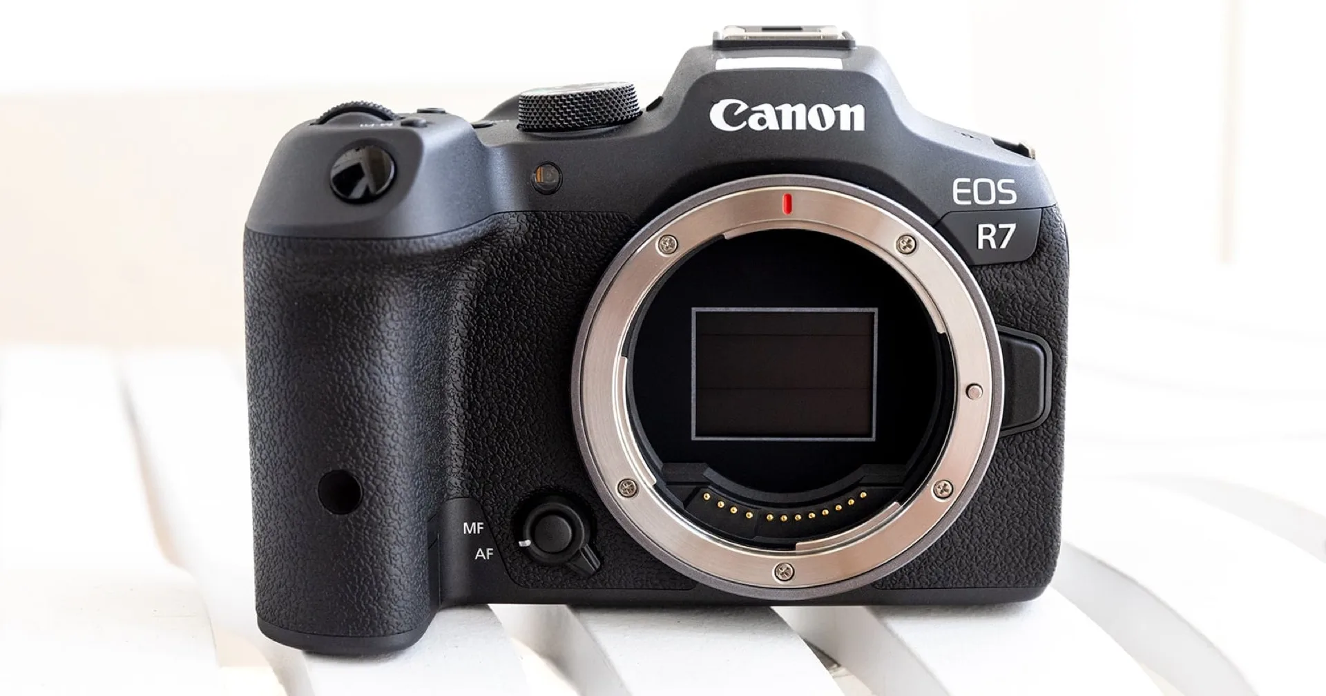 Canon EOS R7 vu de face