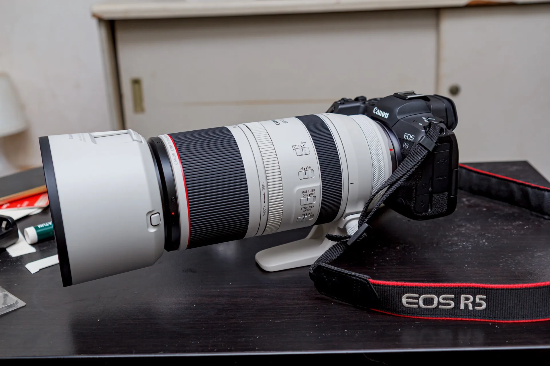 Téléobjectif Canon RF 100-500mm f/4.5-7.1 L IS USM sur un boîtier EOS R5