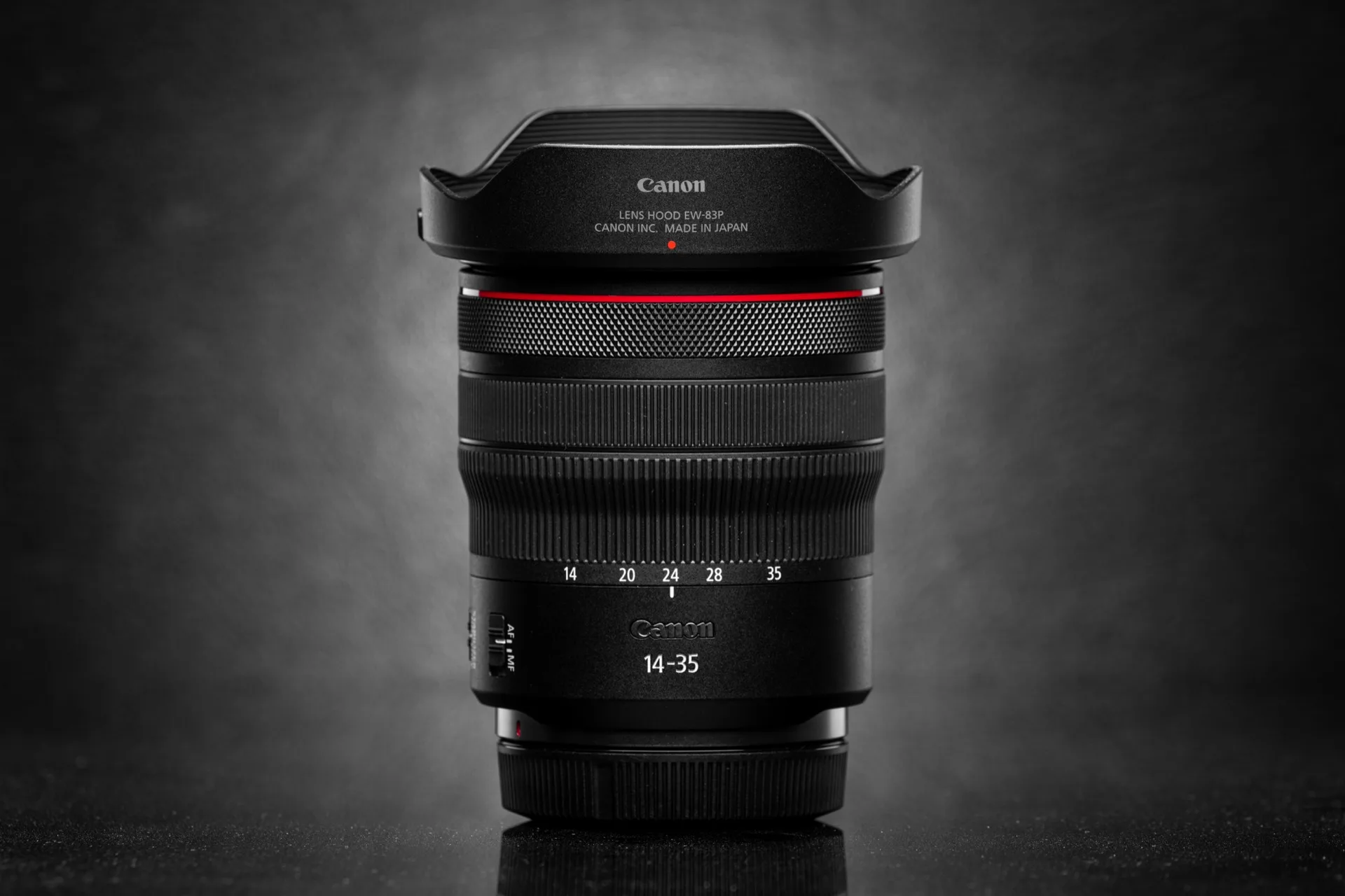 Objectif Canon RF 14-35mm f/4 L IS USM sur fond blanc