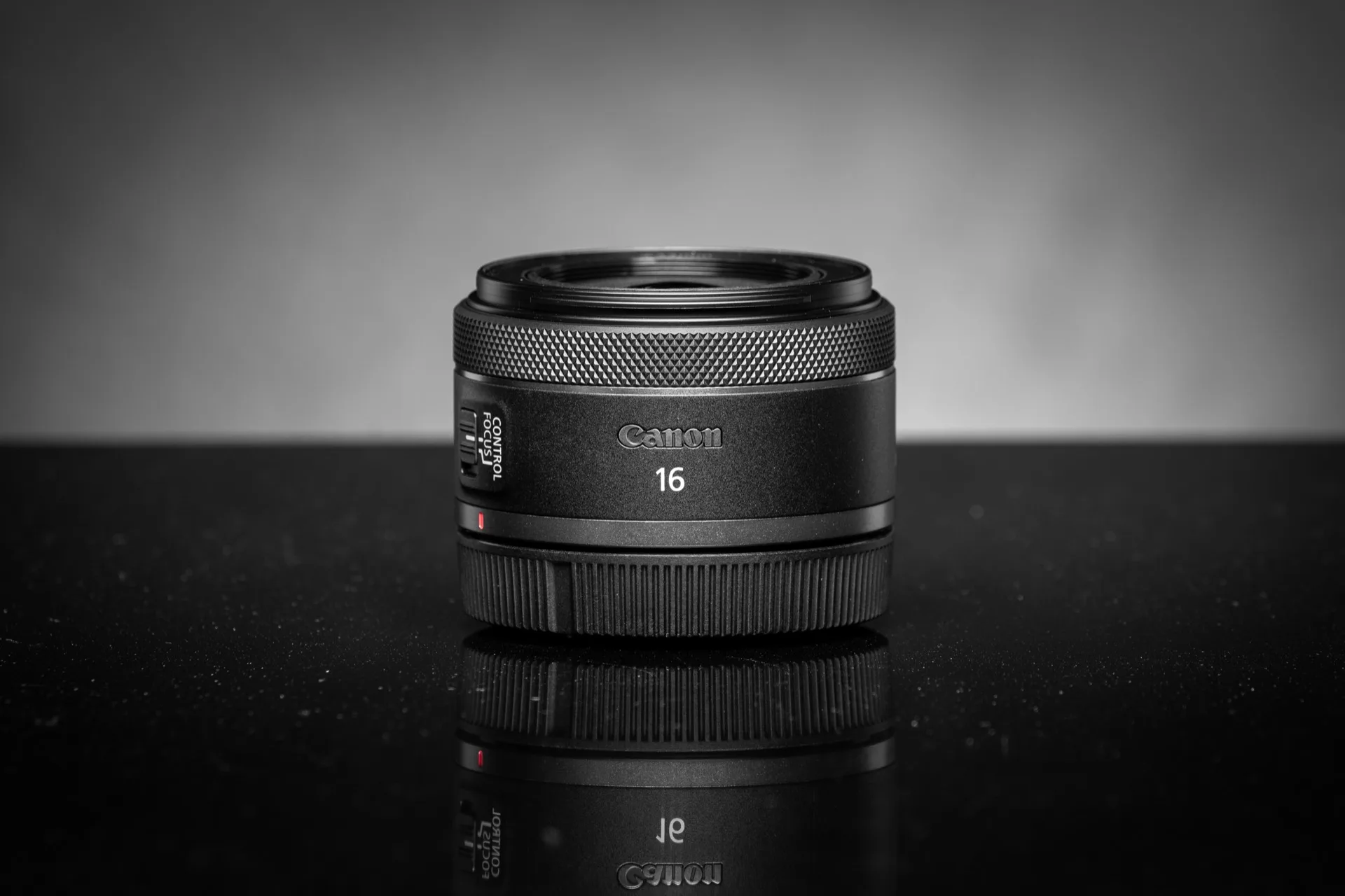Objectif Canon RF 16mm f/2.8 STM sur fond neutre