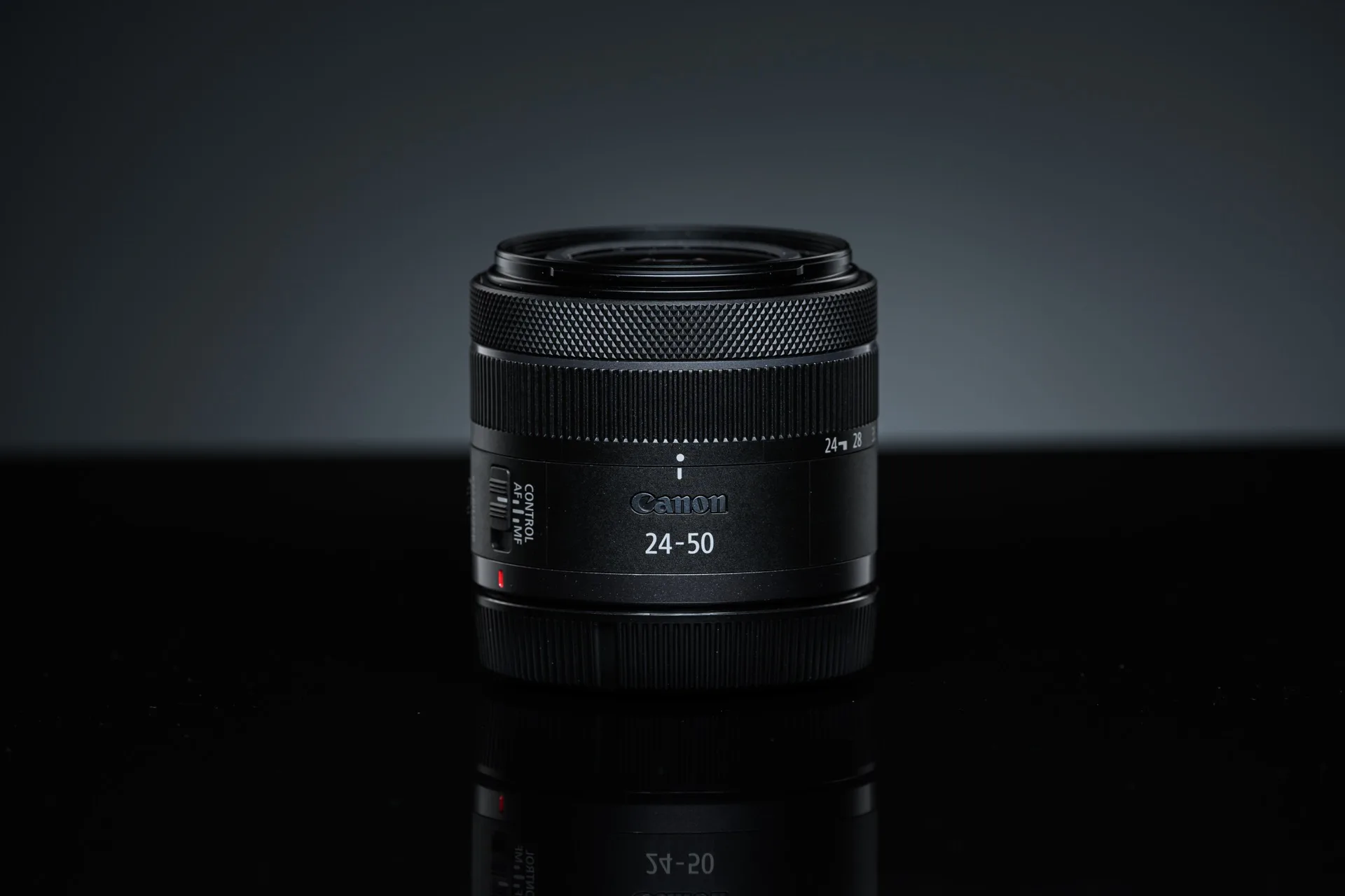 Objectif Canon RF 24-50mm f/4.5-6.3 IS STM sur fond blanc