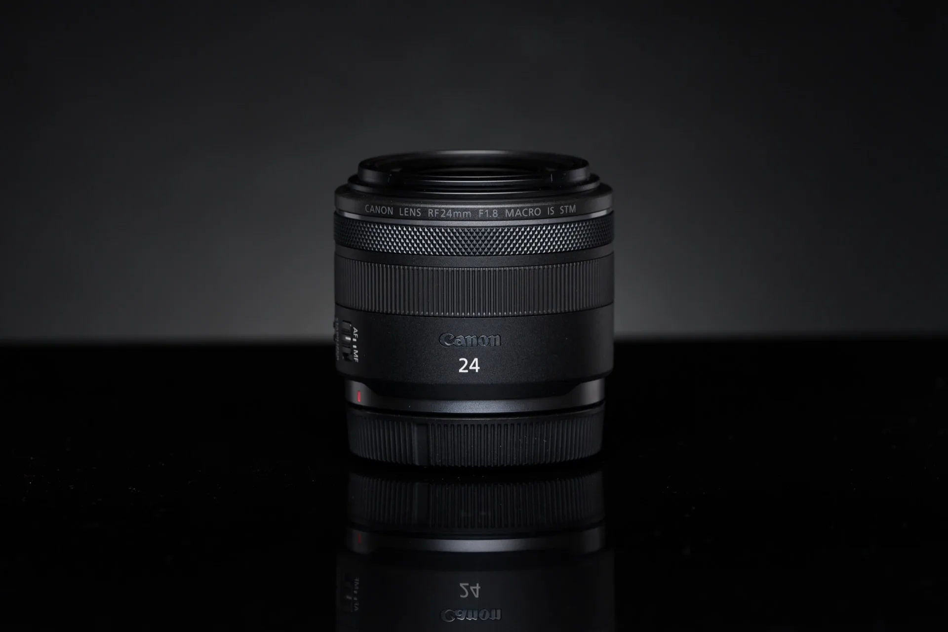 Objectif Canon RF 24mm f/1.8 Macro IS STM sur fond neutre
