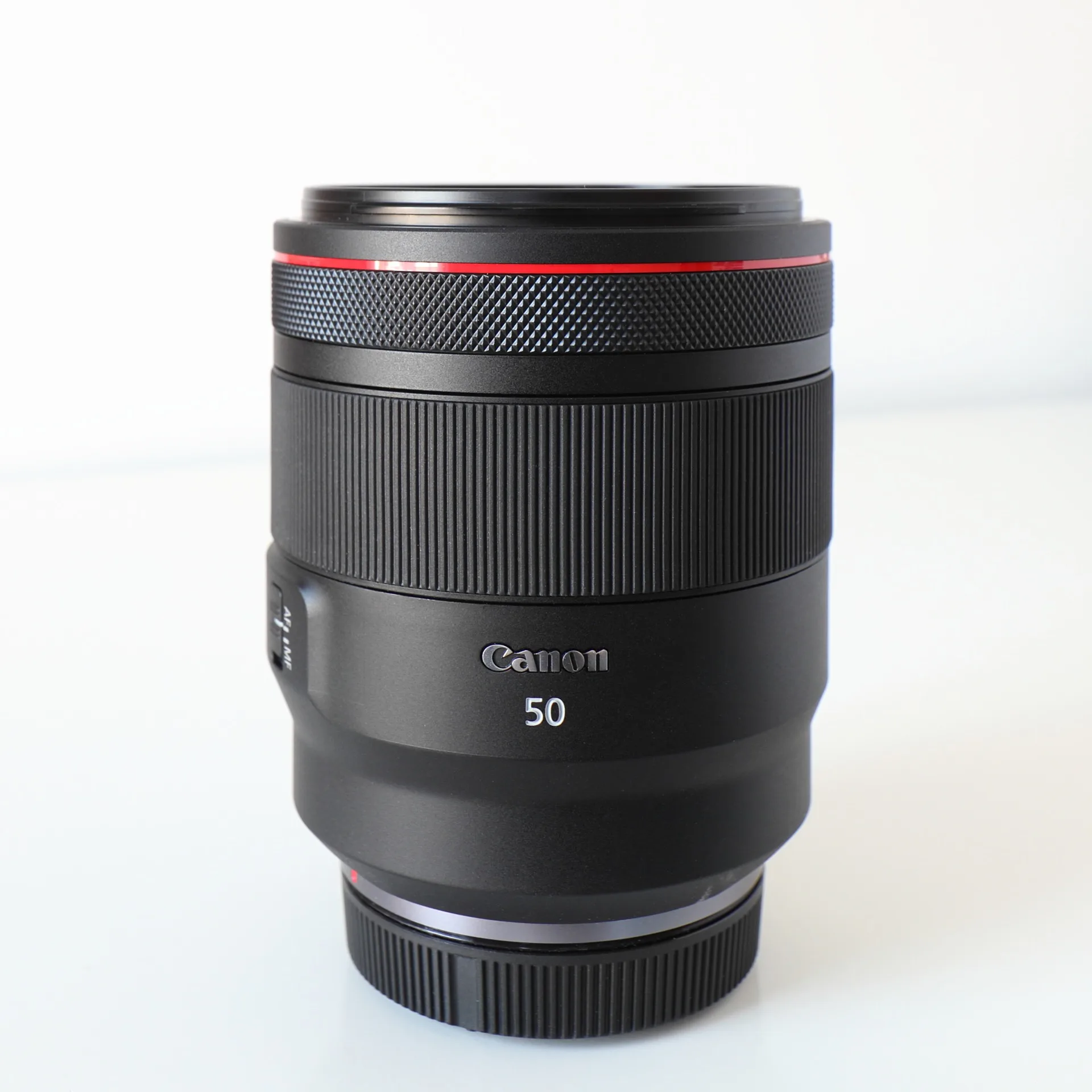 Objectif Canon RF 50mm f/1.2 L USM sur fond blanc