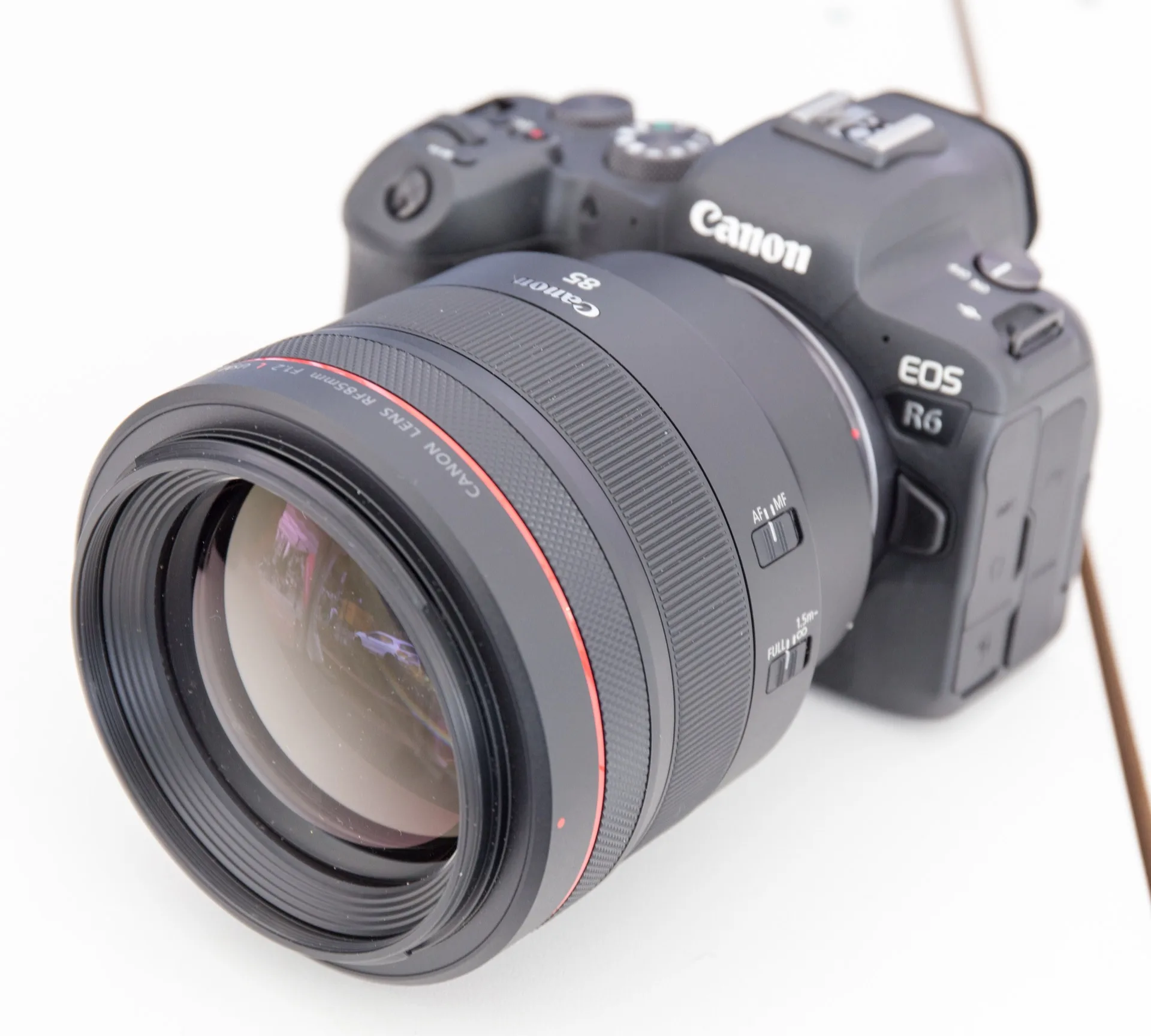 Objectif Canon RF 85mm f/1.2 L USM monté sur un boîtier Canon EOS R6