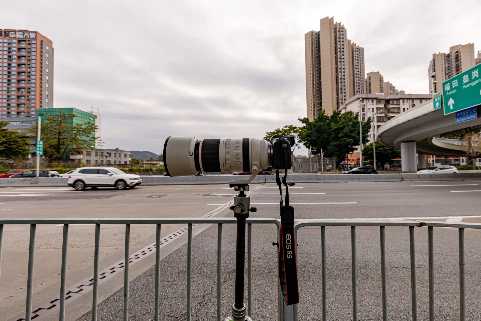 Boîtier Canon EOS R5 équipé d'un téléobjectif RF 100-500 mm L, vu de profil