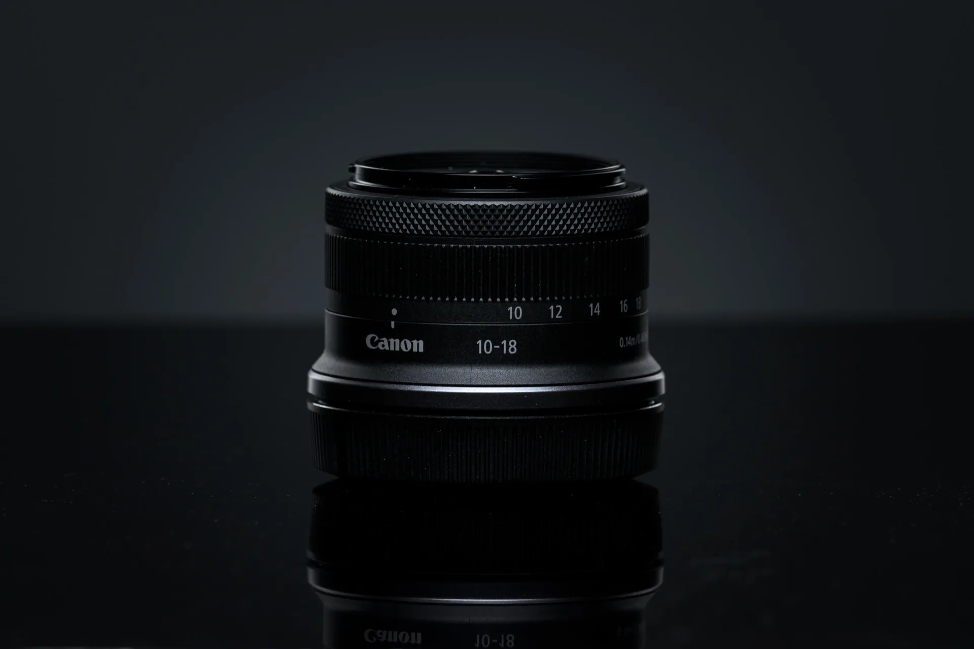Objectif Canon RF-S 10-18mm f/4.5-6.3 IS STM sur fond neutre