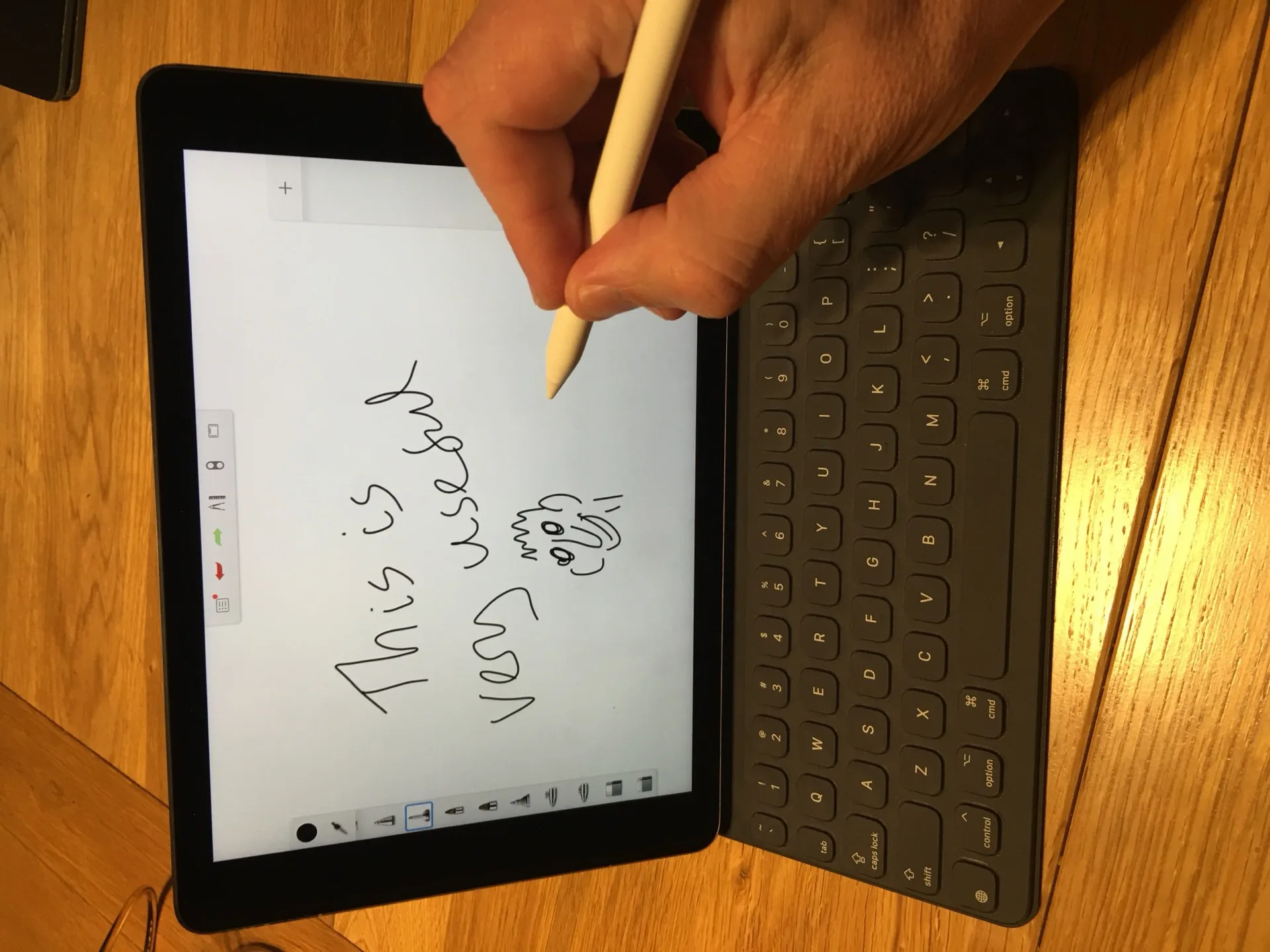 Édition photo sur iPad Pro (image MIKI Yoshihito, Wikimedia Commons CC BY 2.0 — illustration du workflow tethering / retouche Capture One Mobile).