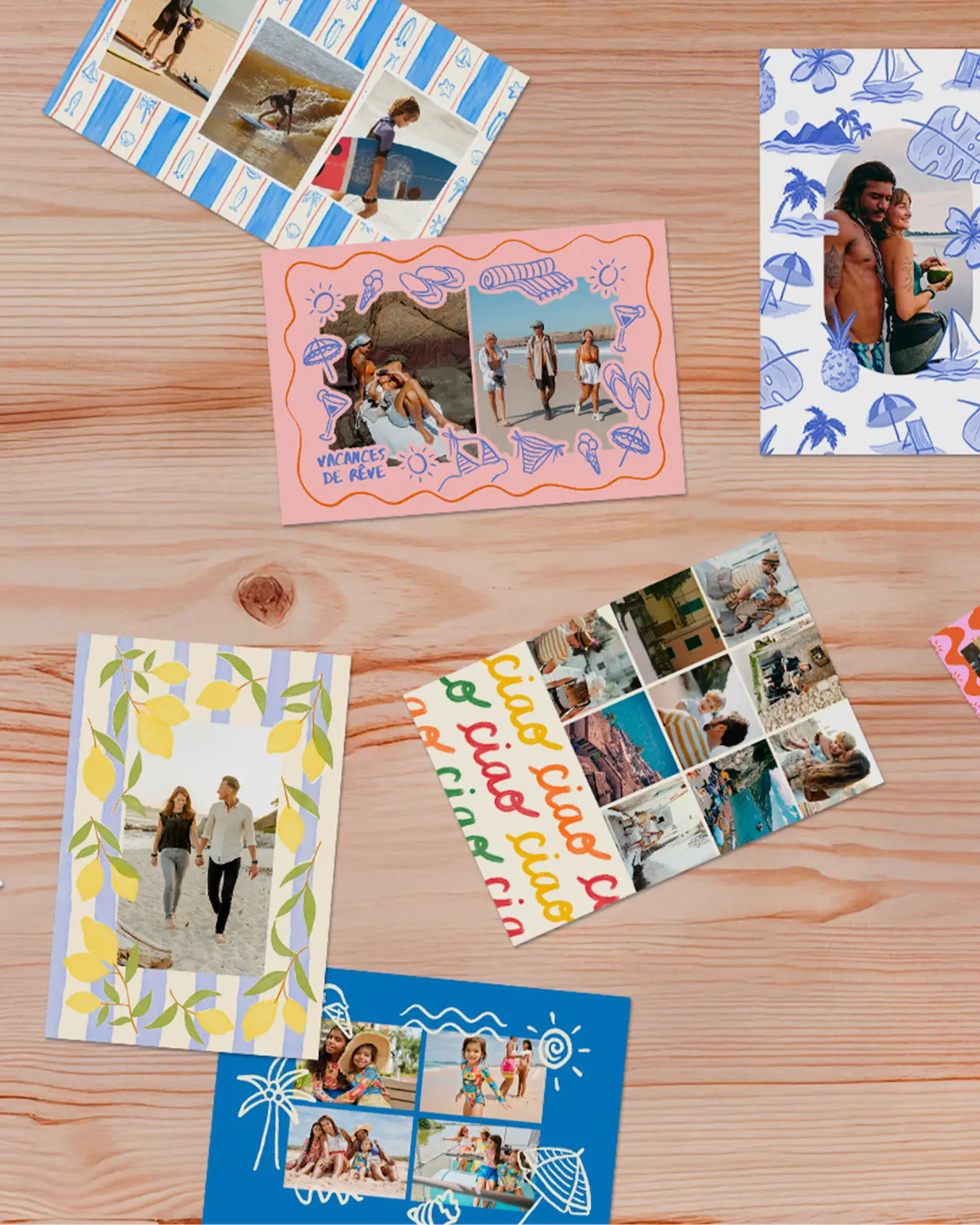 Cartes postales colorées avec des photos de vacances posées sur une surface en bois.