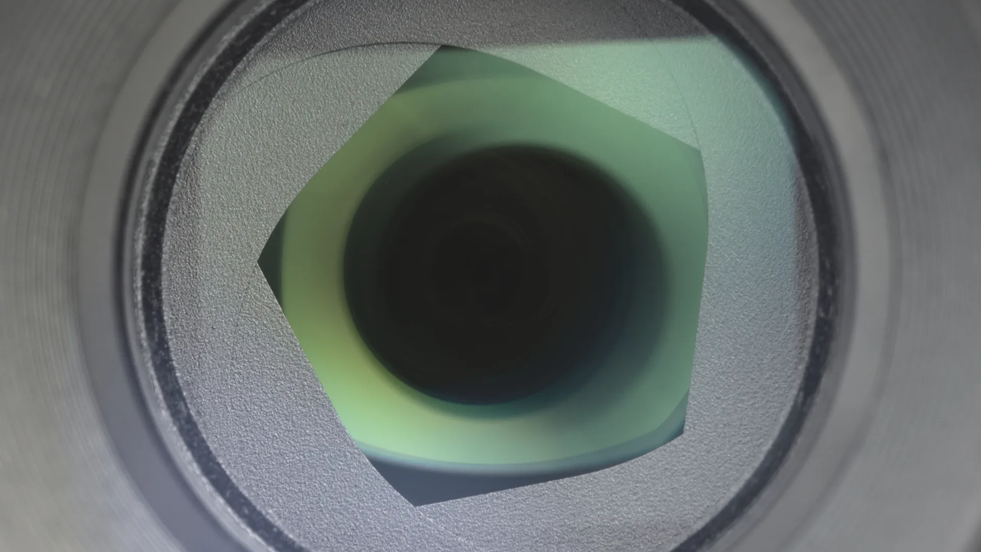 Lames d'un diaphragme d'objectif fermé, vues de face en macro
