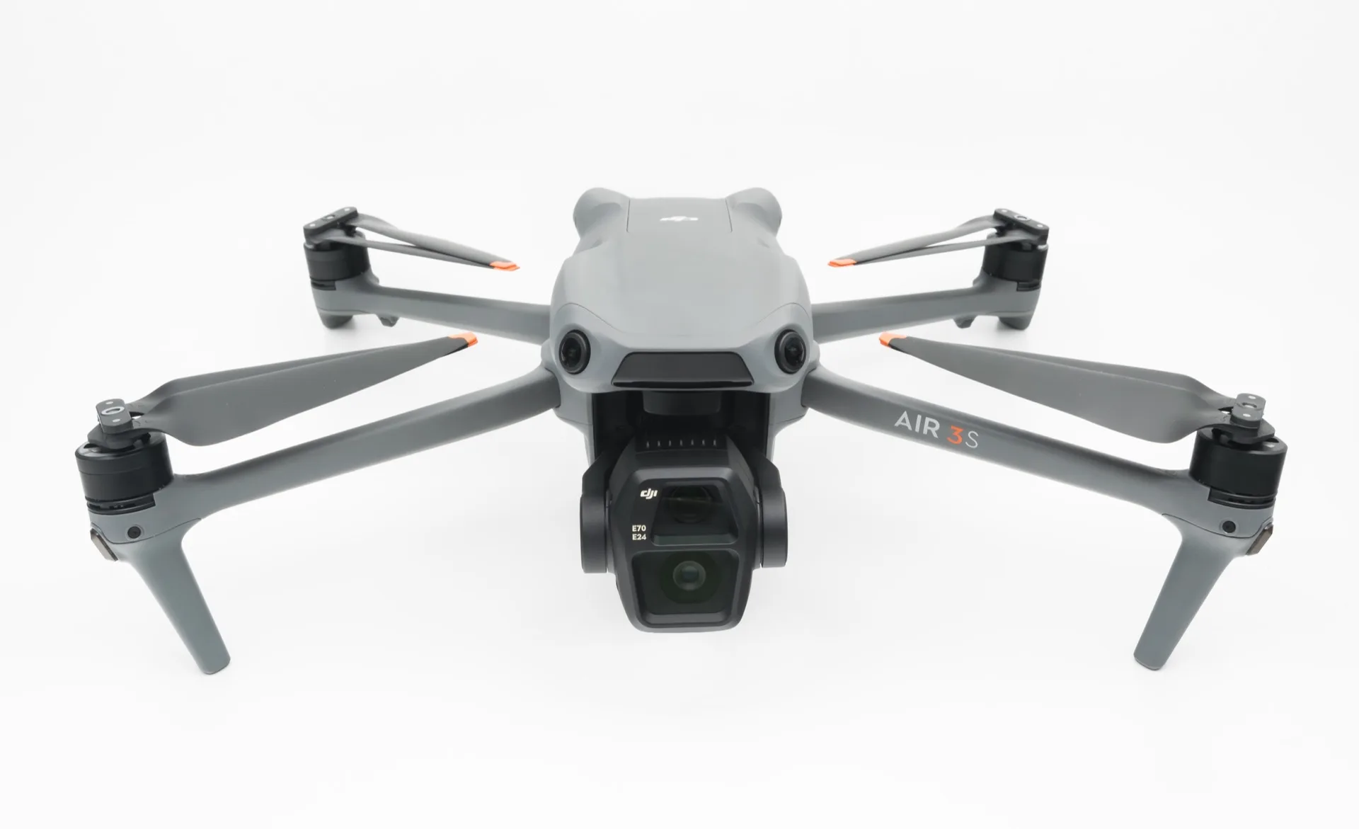 Drone DJI Air 3S à double caméra vu de face