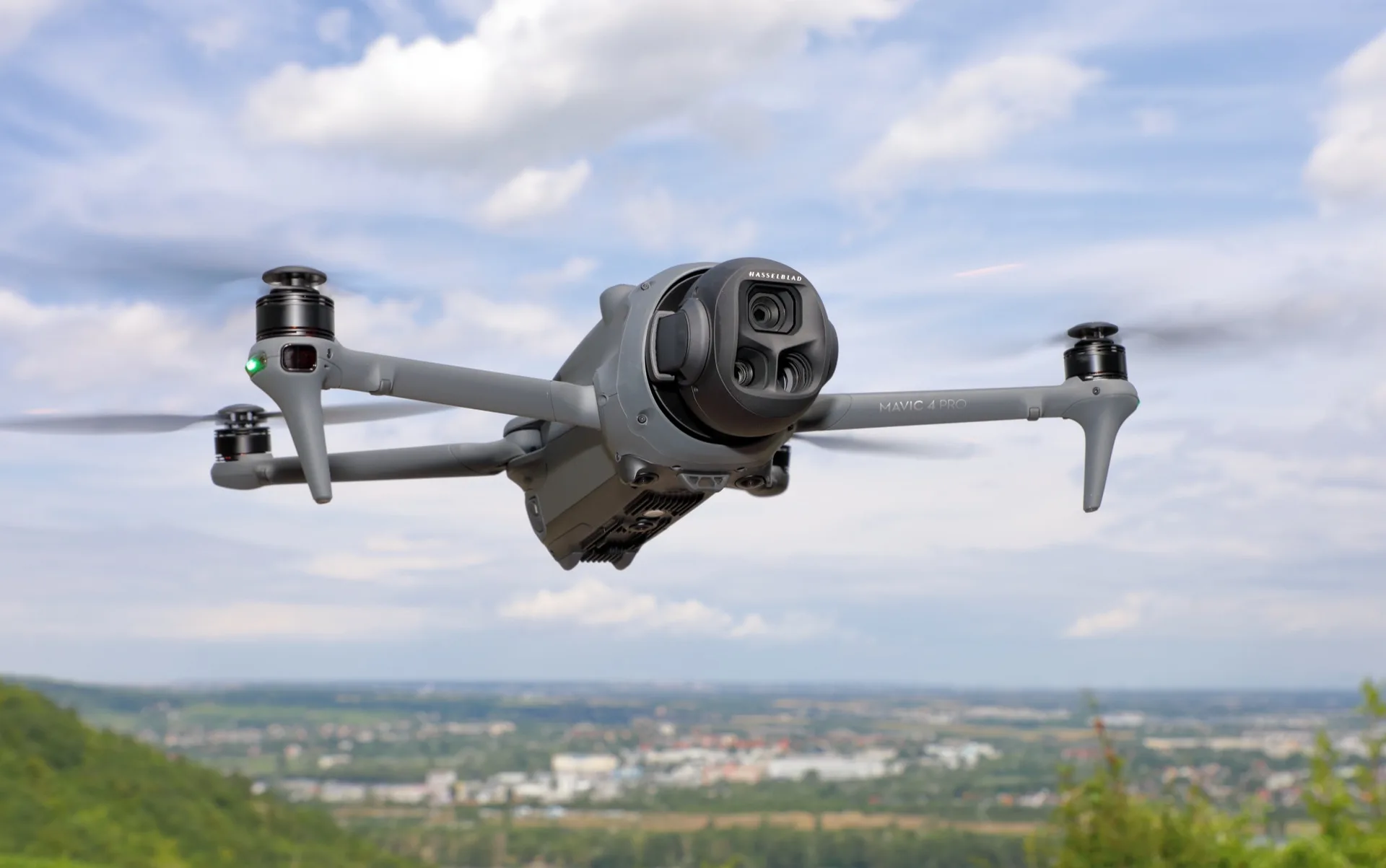 Drone DJI Mavic 4 Pro avec son module tri-caméra Hasselblad