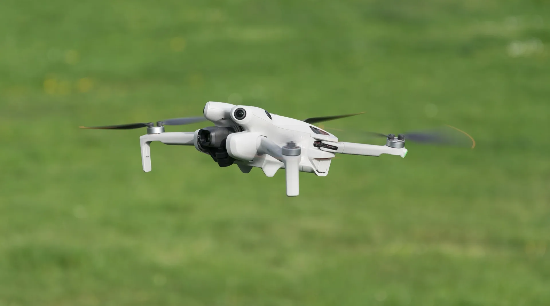 Drone DJI Mini 4 Pro déplié vu de trois quarts