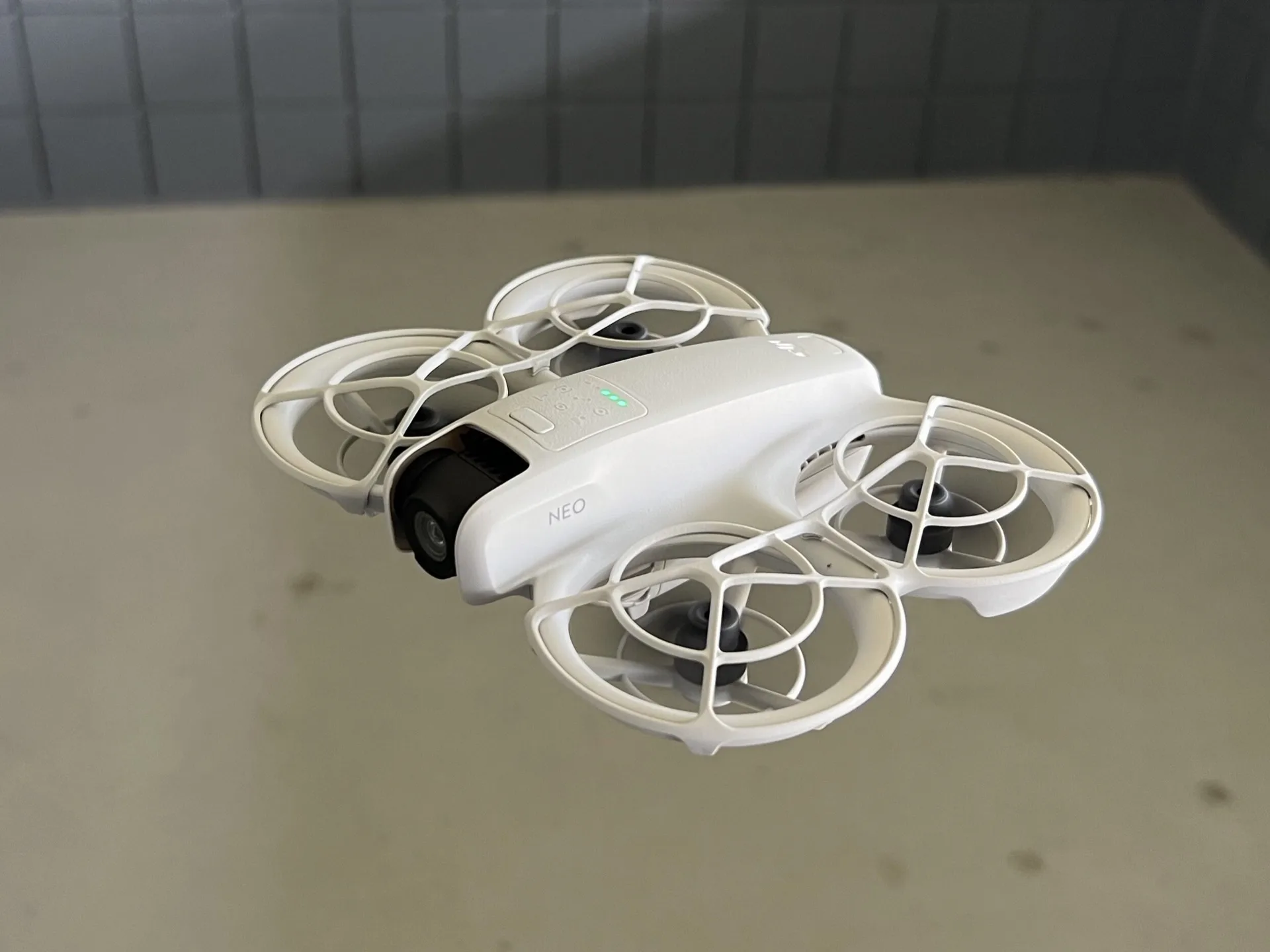 Mini drone DJI Neo posé, vu de trois quarts