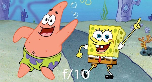 Deux personnages de dessin animé souriants marchent sous l'eau.