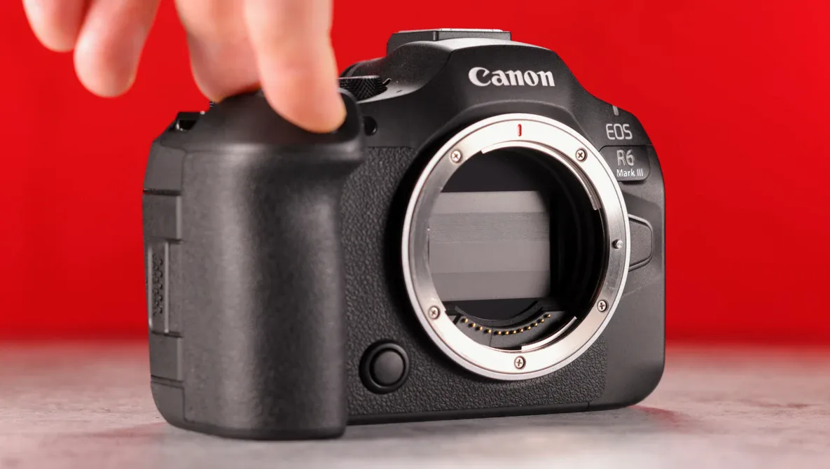 Canon EOS R6 Mark III boîtier nu, monture RF visible, fond rouge