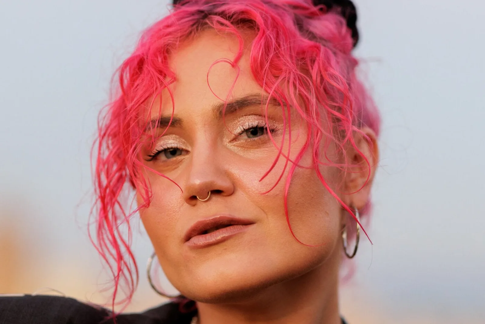 Portrait au Canon RF 85 mm f/1.4 L VCM, modèle aux cheveux roses en lumière dorée