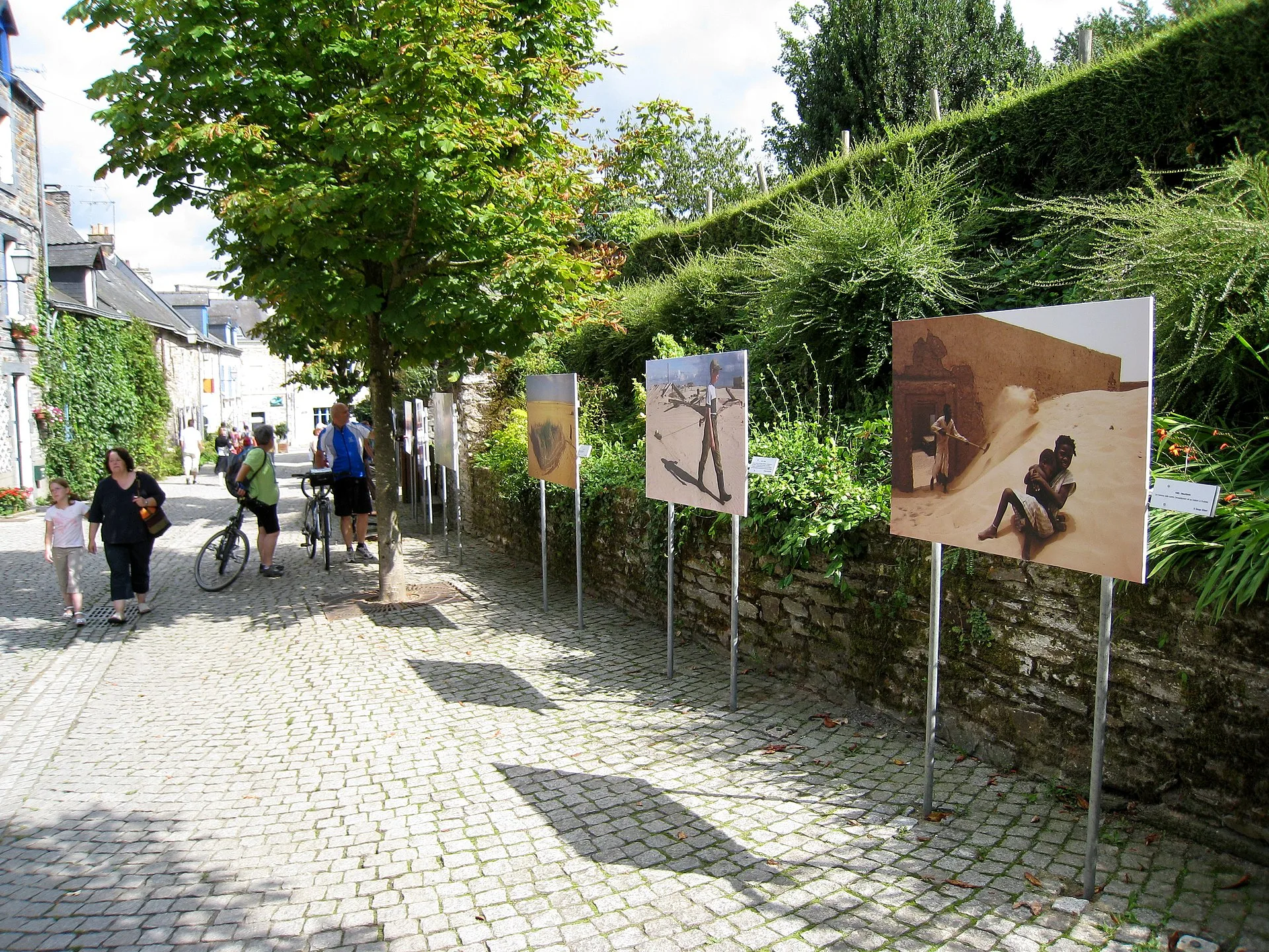 Tirages géants exposés en plein air dans les rues de La Gacilly, Morbihan