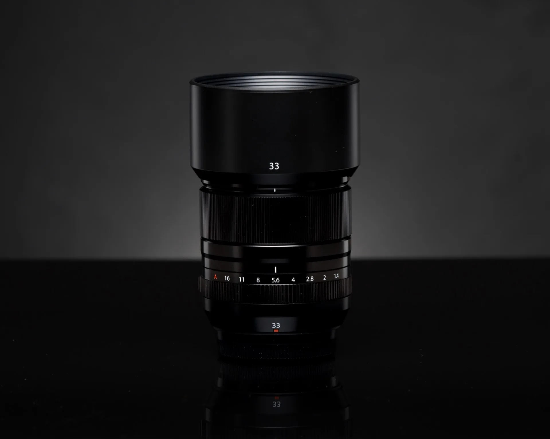 Objectif Fujifilm XF 33mm f/1.4 R LM WR sur fond neutre