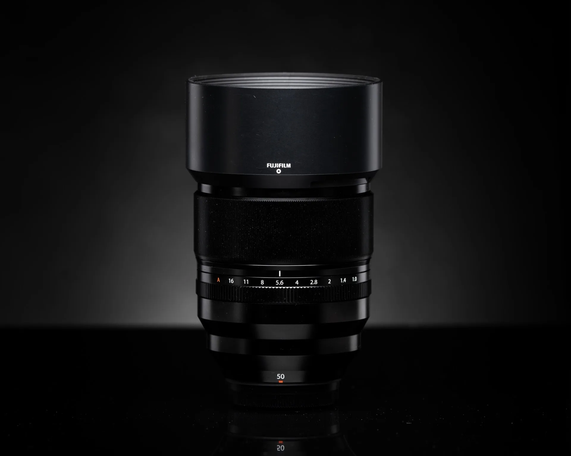 Objectif Fujifilm XF 50mm f/1.0 R WR sur fond neutre