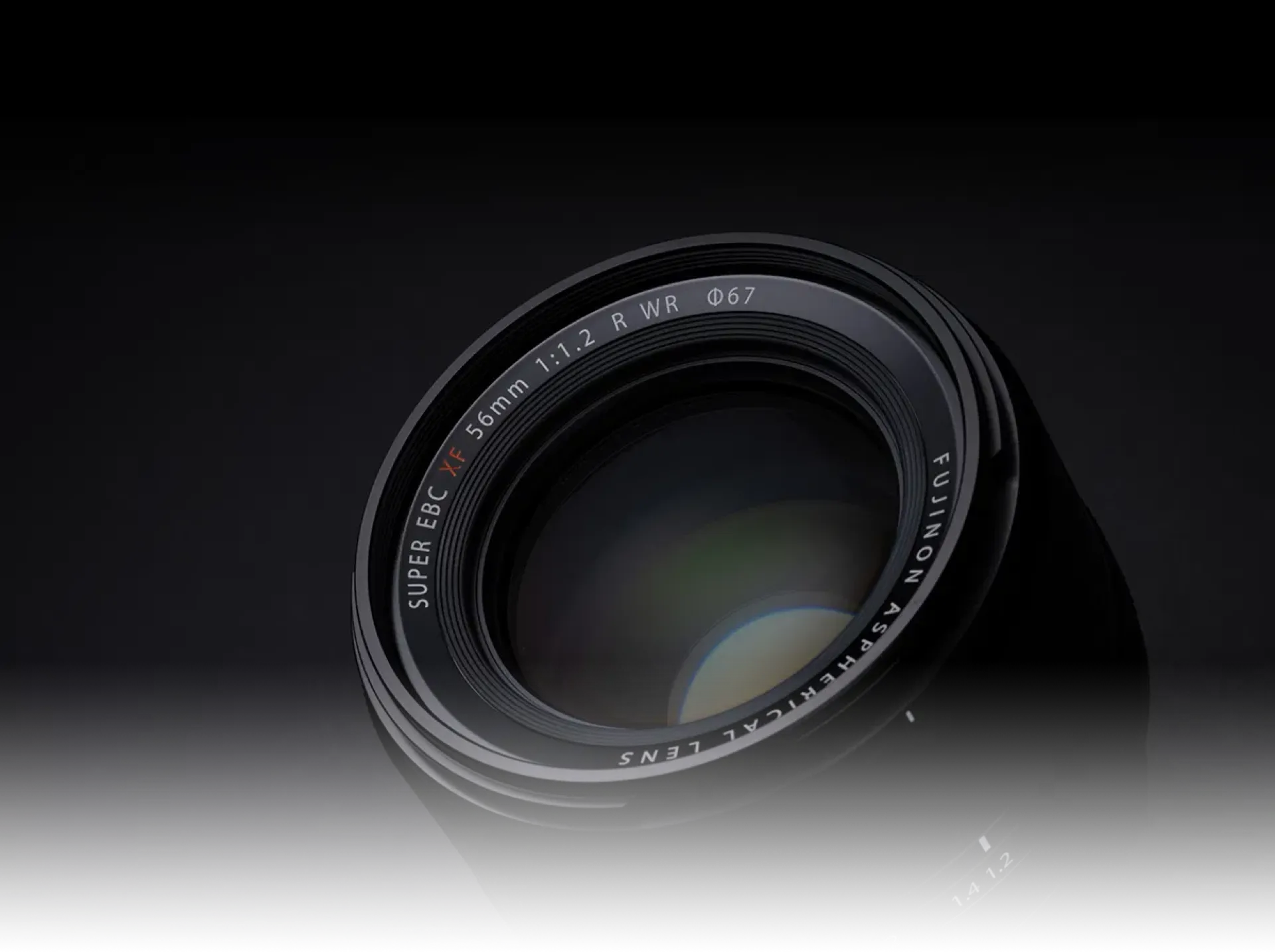 Objectif Fujifilm XF 56mm f/1.2 R WR sur fond blanc