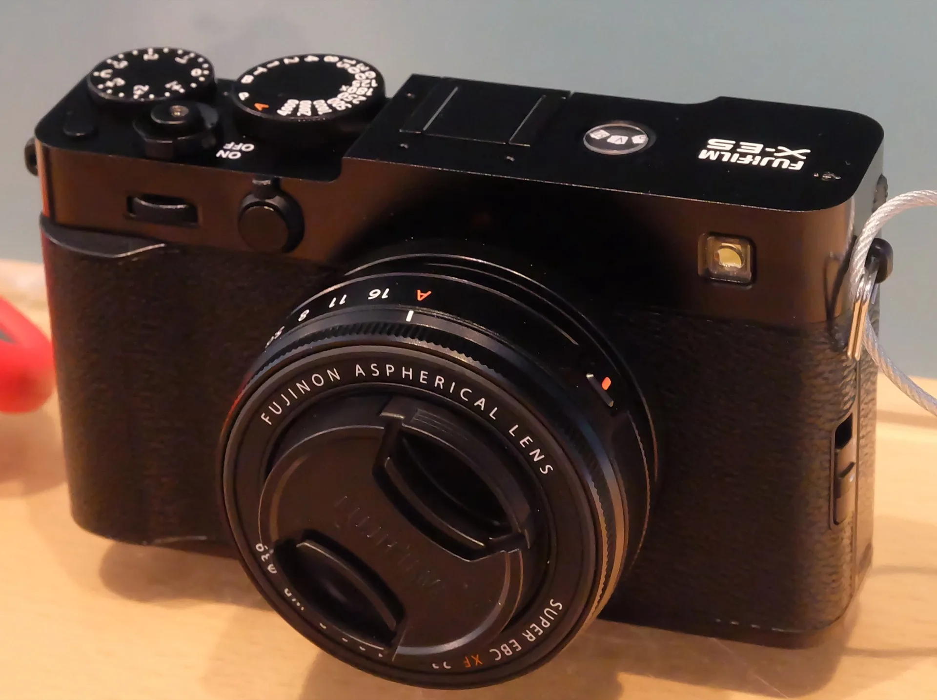 Boîtier Fujifilm X-E5 noir vu de trois quarts avec objectif pancake XF
