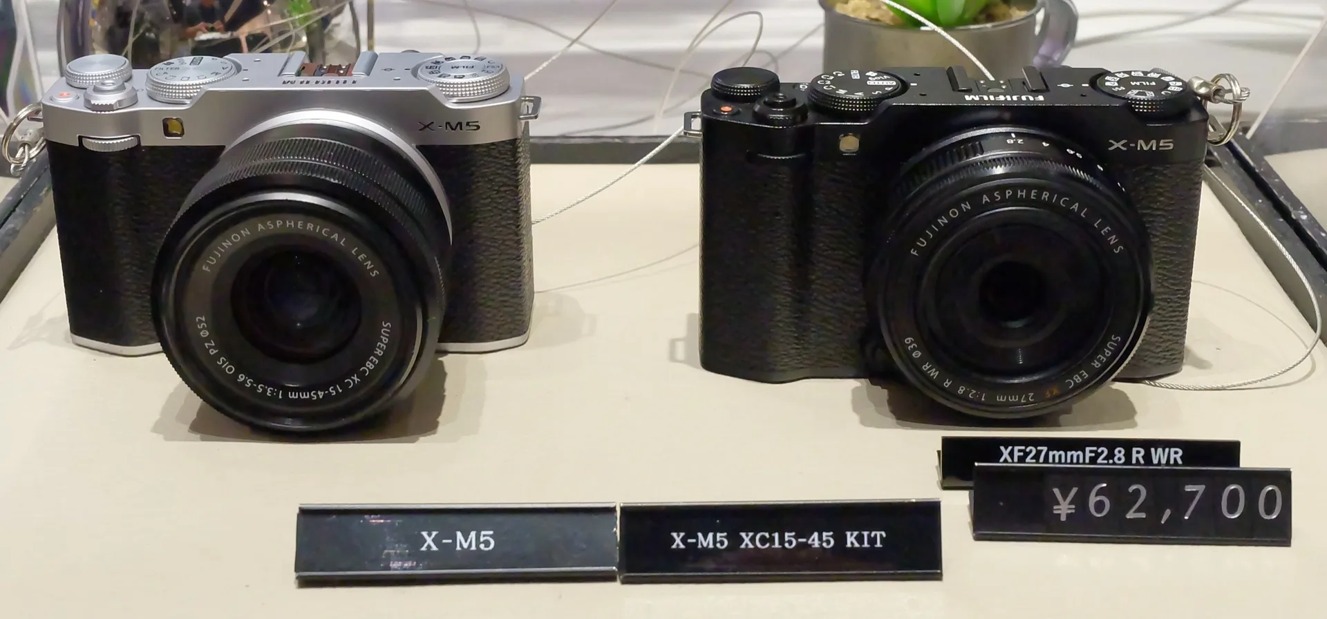 Hybride compact Fujifilm X-M5 vu de trois quarts