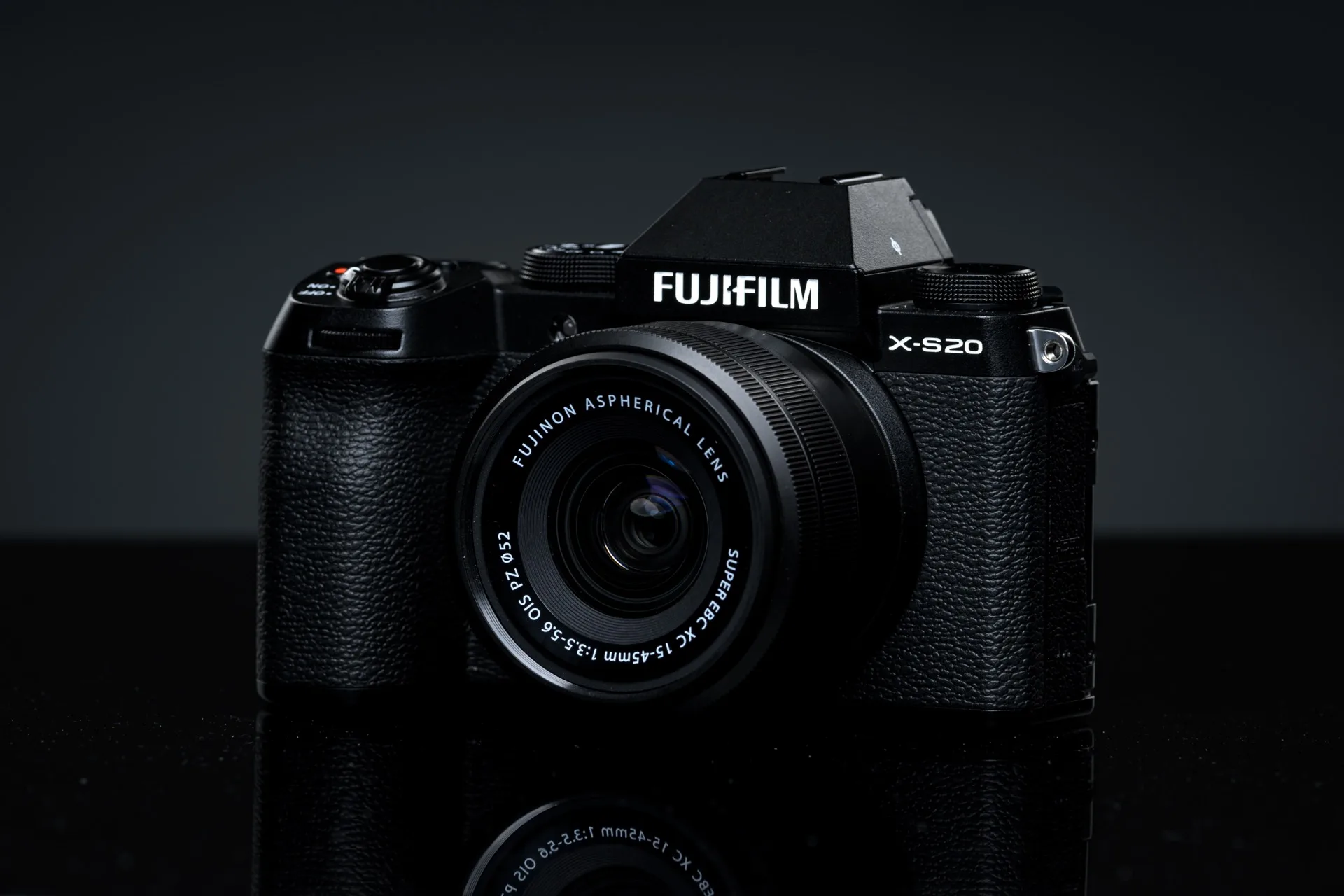 Appareil photo hybride Fujifilm X-S20 vu de trois quarts avec son objectif