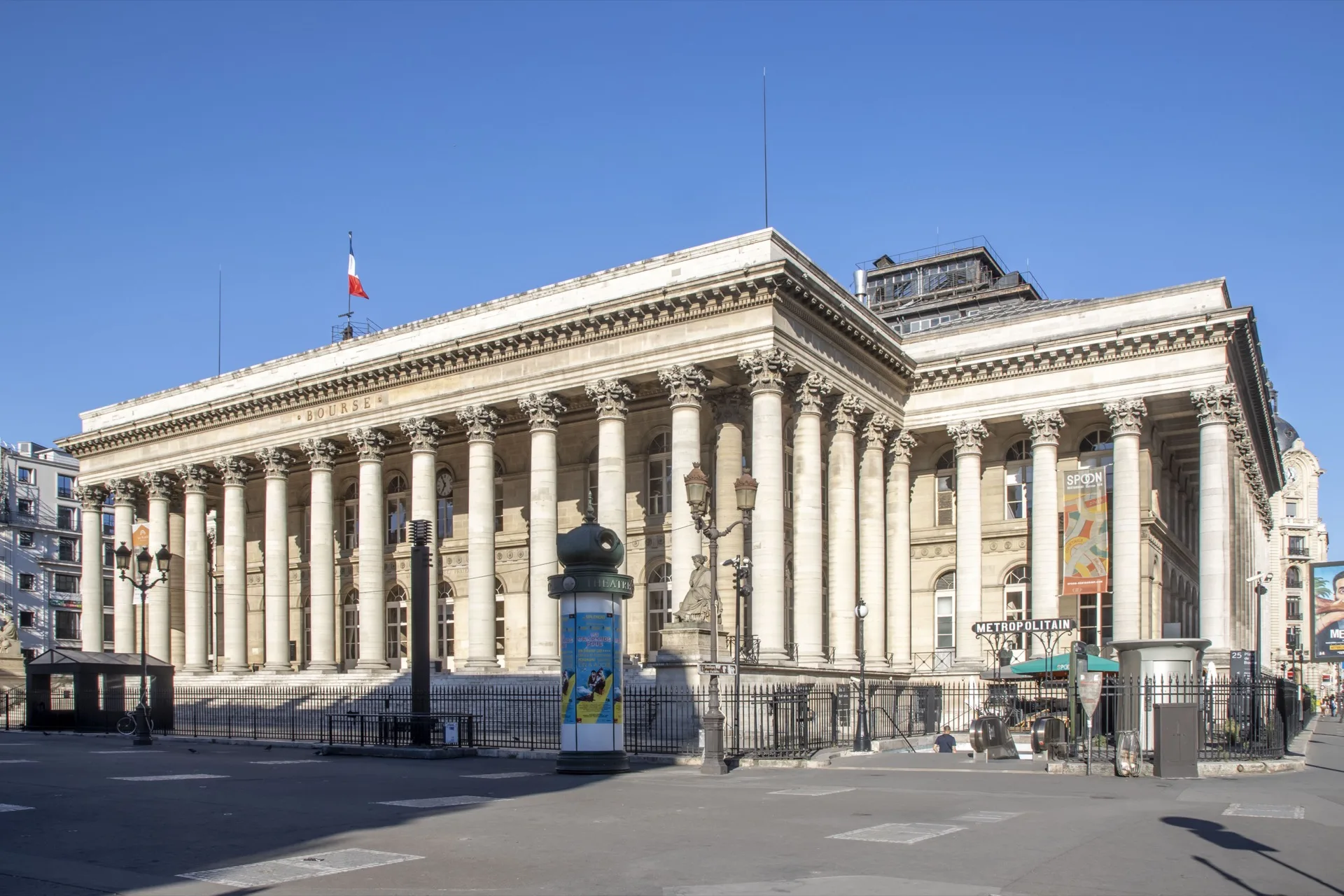 Façade néoclassique et colonnades du Palais Brongniart, place de la Bourse à Paris