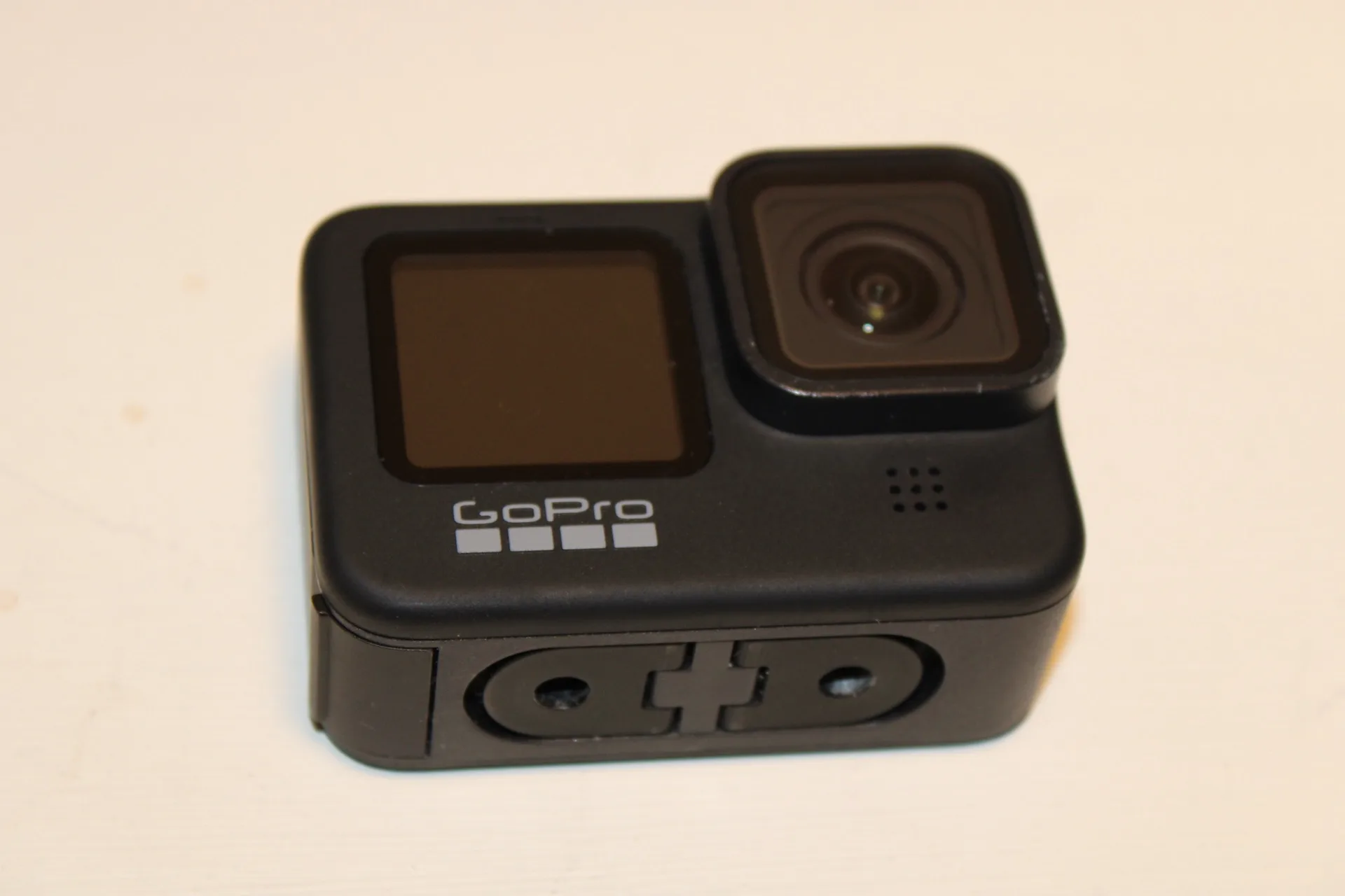 Caméra d'action GoPro Hero 9 Black de face, logo GoPro visible