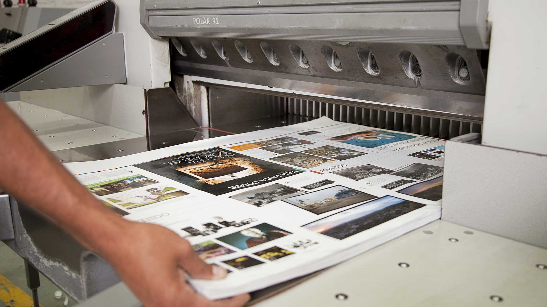 Impression de documents en couleur sur une machine de découpe industrielle.